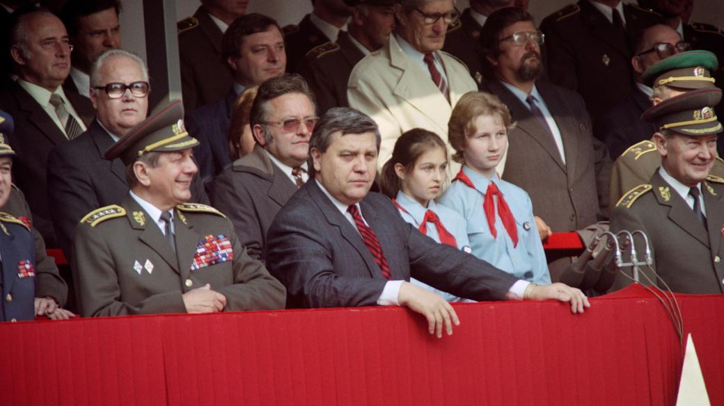 Miroslav Štěpán (v popředí uprostřed) během vojenské přehlídky, 28. října 1989