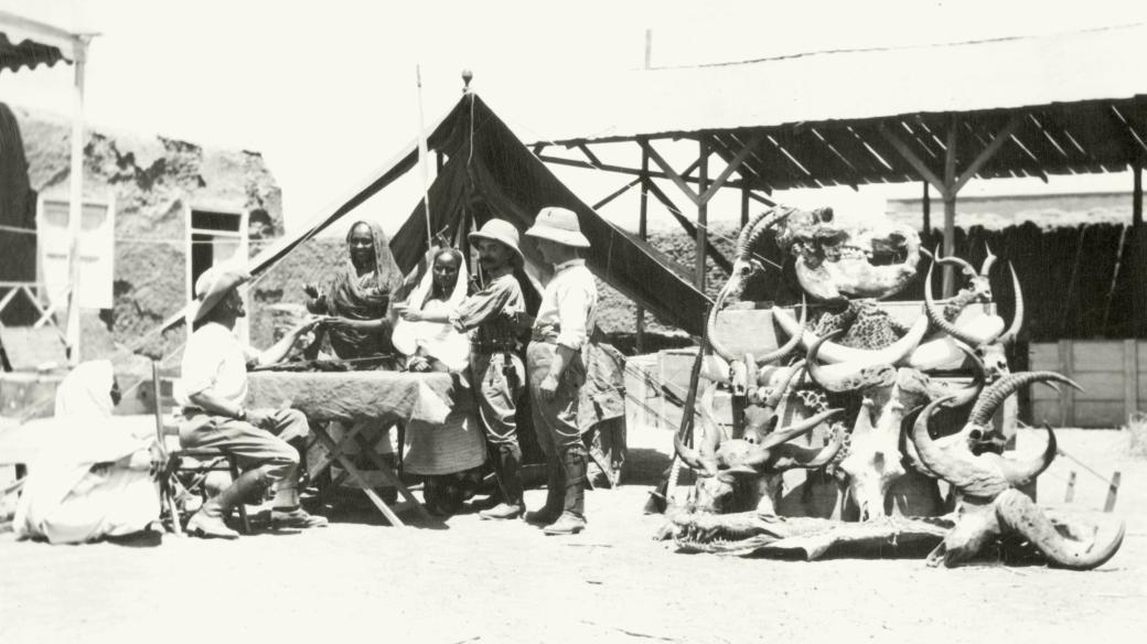 Bedřich Machulka s hrabětem Karlem Esterházym a jejich úlovky na dvoře Machulkova domu v súdánském Omdurmanu v roce 1913