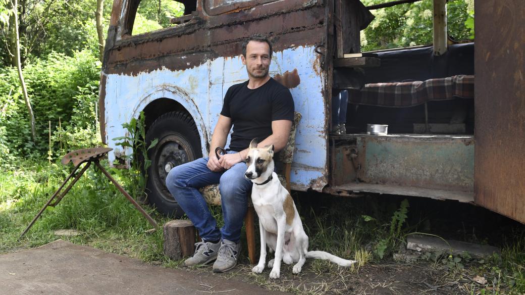 Autor knižní předlohy Rožek Filip se svým psem odpočívá před natáčením filmu Gump
