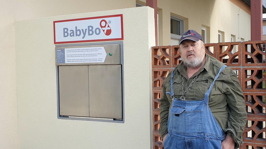 Ludvík Hess u nového babyboxu v Rokycanské nemocnici