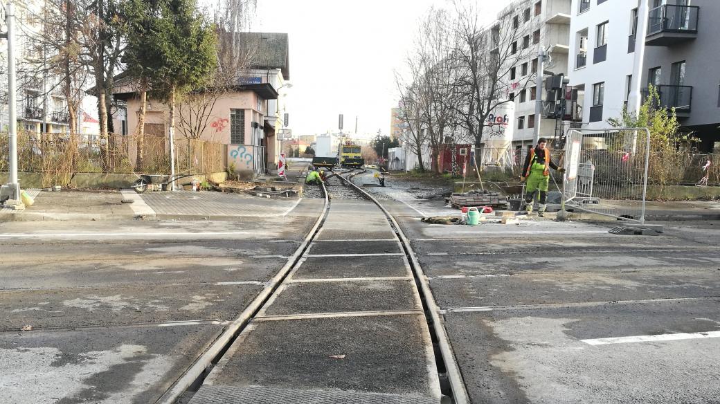 Křížení tramvajové trati a železnice na olomucké Wolkerově ulici