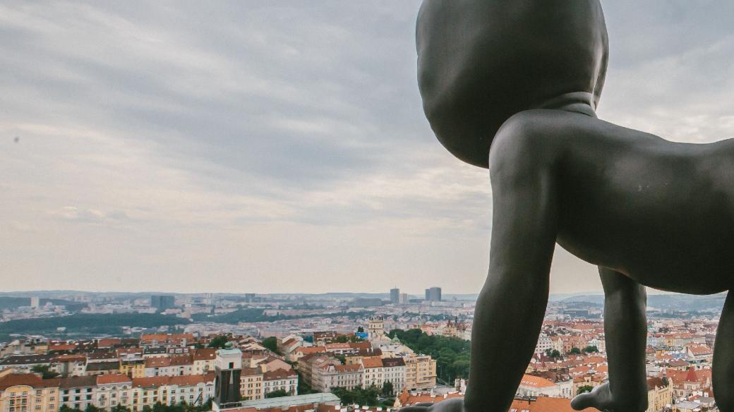 Praha pohledem mimina sochaře Davida Černého na Žižkovském televizním vysílači