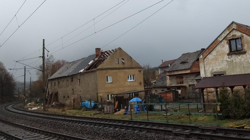 Nápor větru nevydržela střecha rodinného domu v Brozánkách u Řehlovic 