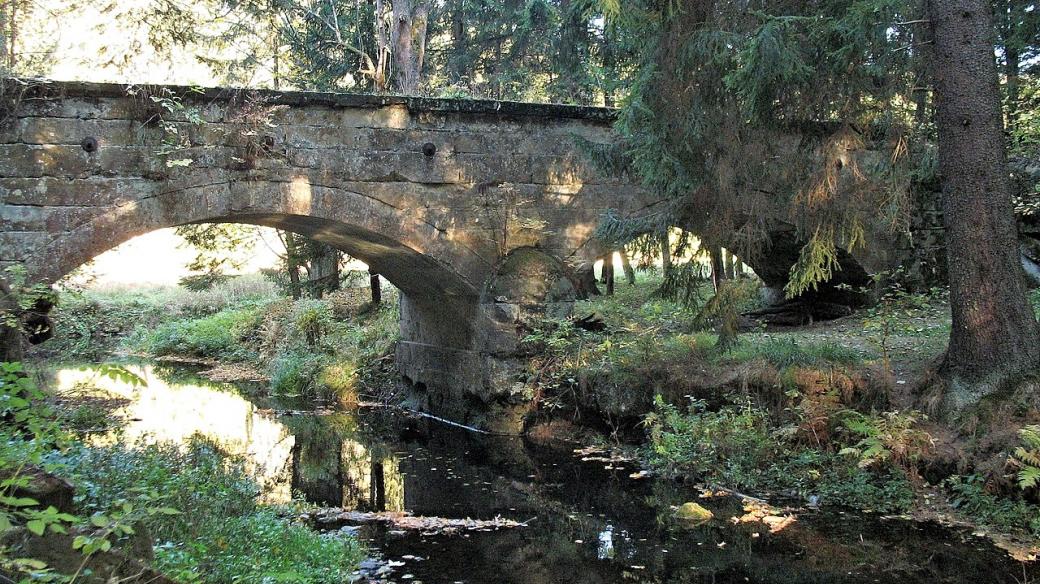 Akvadukt z 19. století v lokalitě Na Potocích v Dolní Chřibské