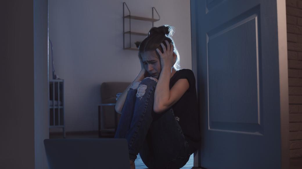 Vyděšená dívka před počítačem (ilustrační foto)
