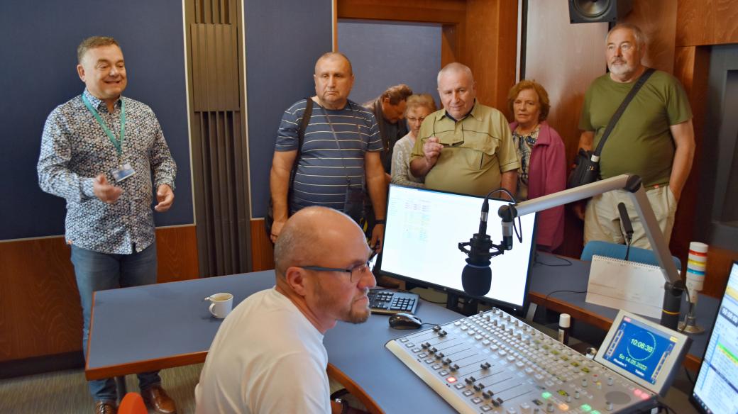 Vysílací studio, za mikrofonem je Petr Soukup. Vlevo stojí Richard Piskala