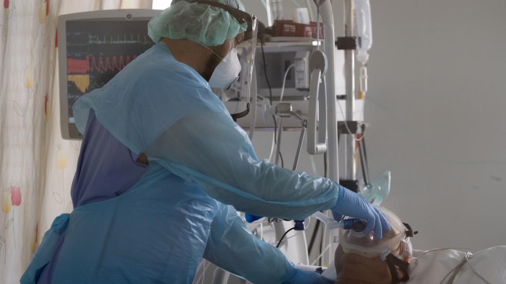 Pacienti s koronavirem na Anesteziologicko-resuscitační klinice v Thomayerově nemocnici v Praze
