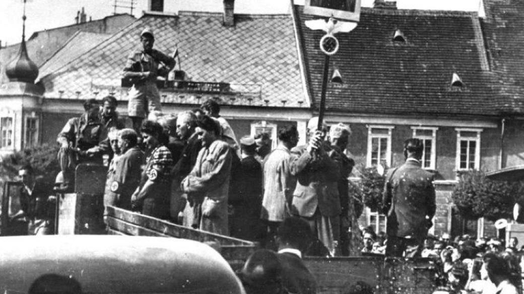 Výřez z dobové černobílé fotografie zachycující německé kolaboranty na korbě nákladního automobilu na Masarykově náměstí v Jindřichově Hradci 13. května 1945