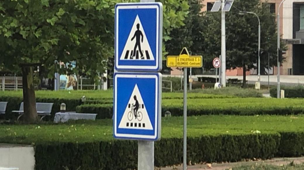 Dopravní značky přechod pro chodce a přejezd pro cyklisty