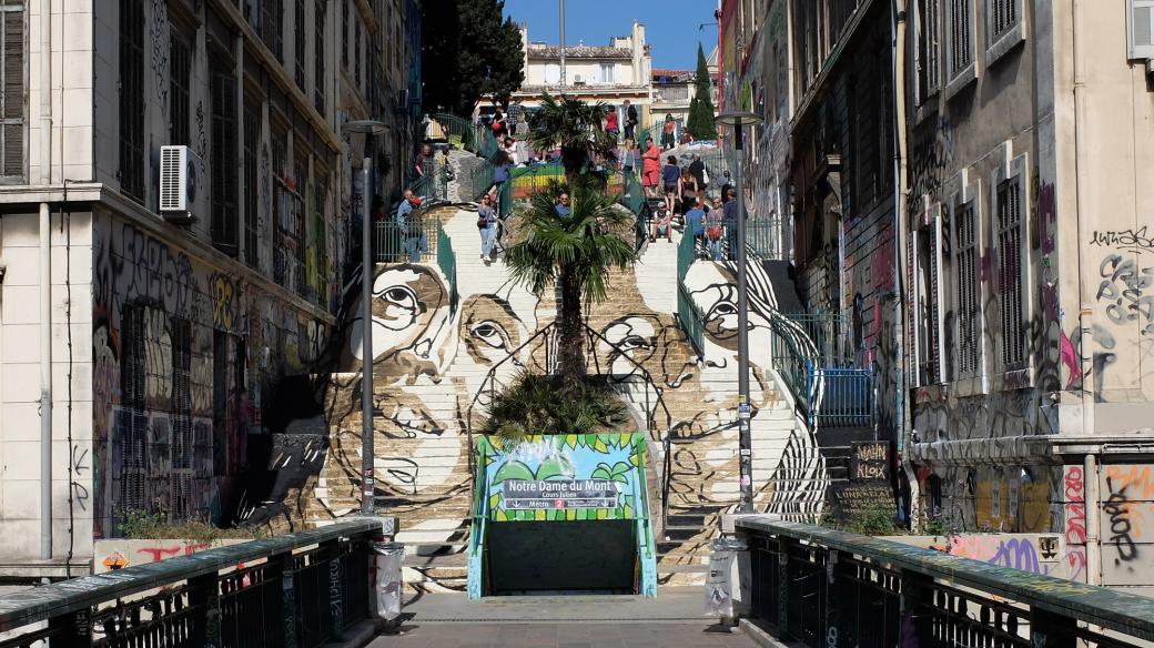 Street art umělce Mahna Kloixe, náměstí Cours Julien v Marseille