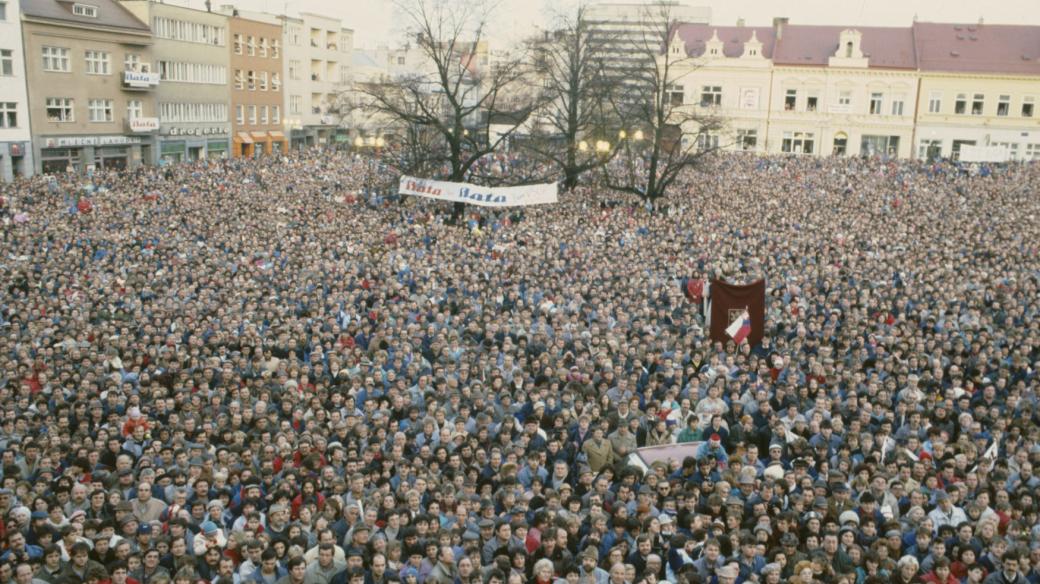Dav na náměstí Míru ve Zlíně po revoluci