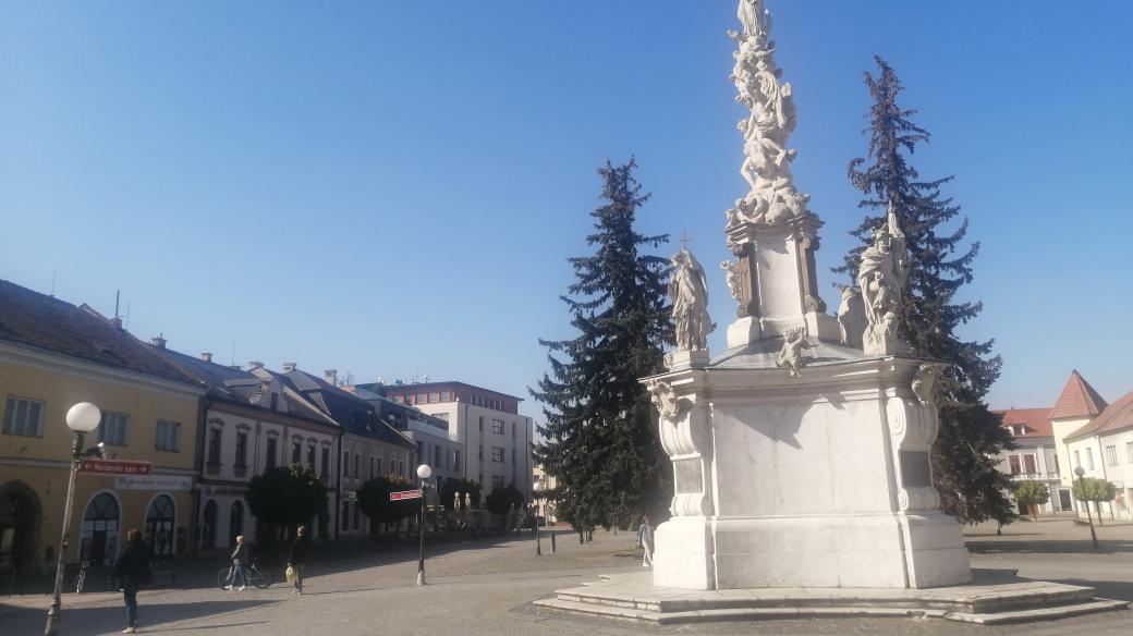 Uherské Hradiště, Mariánské náměstí, v době návštěvy Karla IV. v Uherském Hradišti mariánský morový sloup ještě nestál