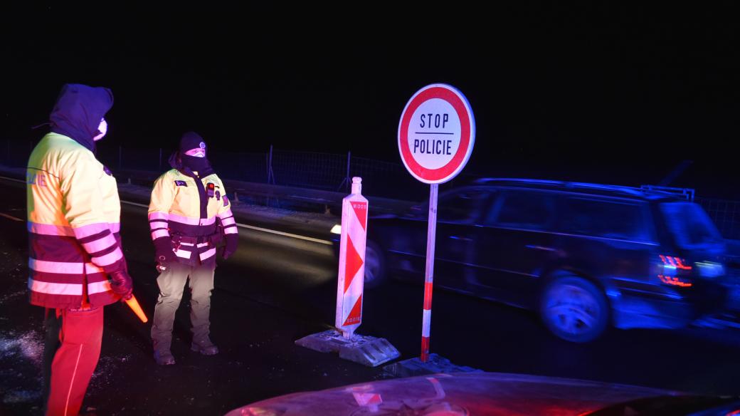 Na dálnici D6 kontrolovali policisté po půlnoci na 12. února 2021 řidiče na hranici obou okresů u Kynšperka nad Ohří