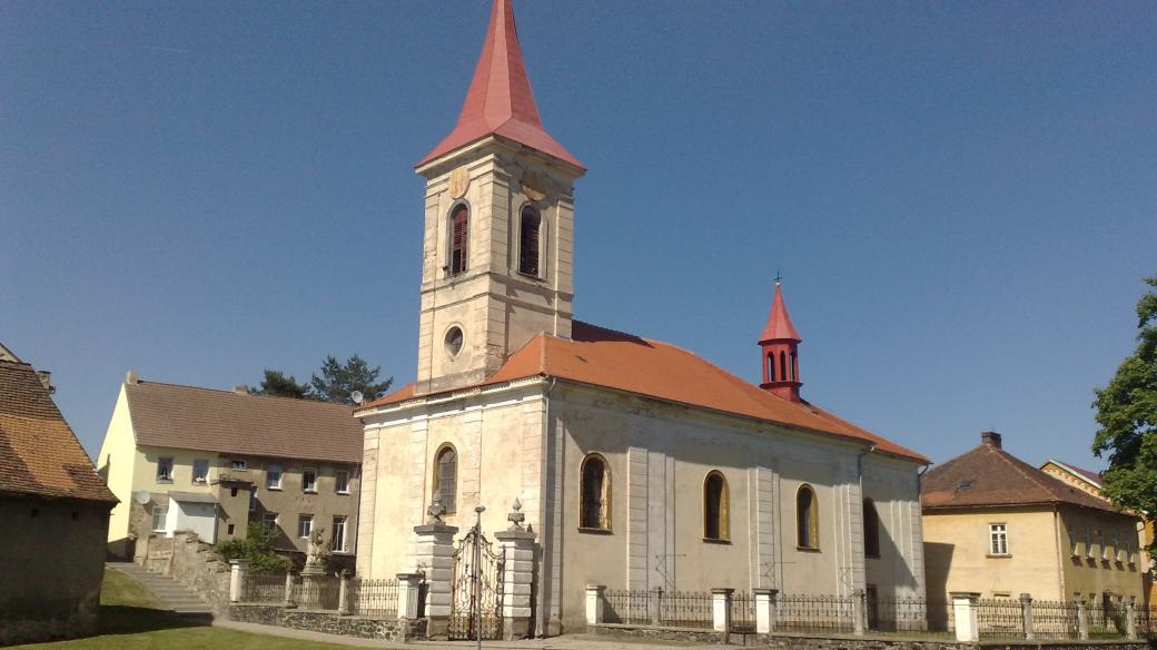Kostel svatého Apolináře v obci Modlany na Teplicku