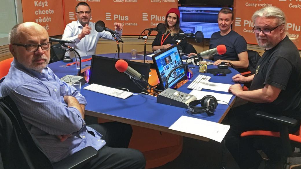 Ve studiu Plus debatují (zleva) Jiří Pehe, Martin Weiss, Apolena Rychlíková, Petr Honzejk a moderátor Petr Schwarz
