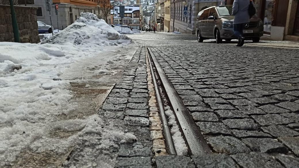 Pozůstatky původní úzkorozchodné tramvajové trati najdete v Kubálkově ulici nedaleko jablonecké radnice
