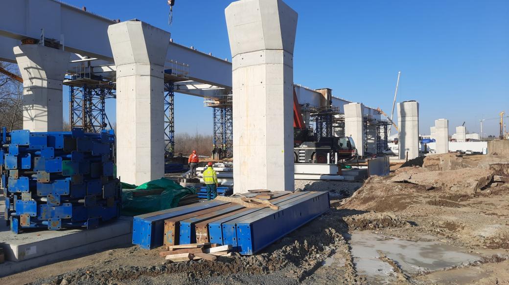 Práce na stavbě posledního chybějícího úseku dálnice D1 mezi Přerovem a Říkovicemi pokračuje i během palčivých mrazů