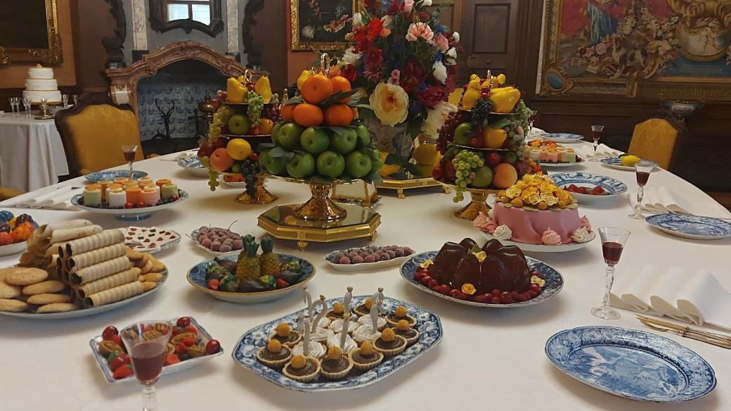 V reprezentativní jídelně je vše připraveno v duchu barokní hostiny