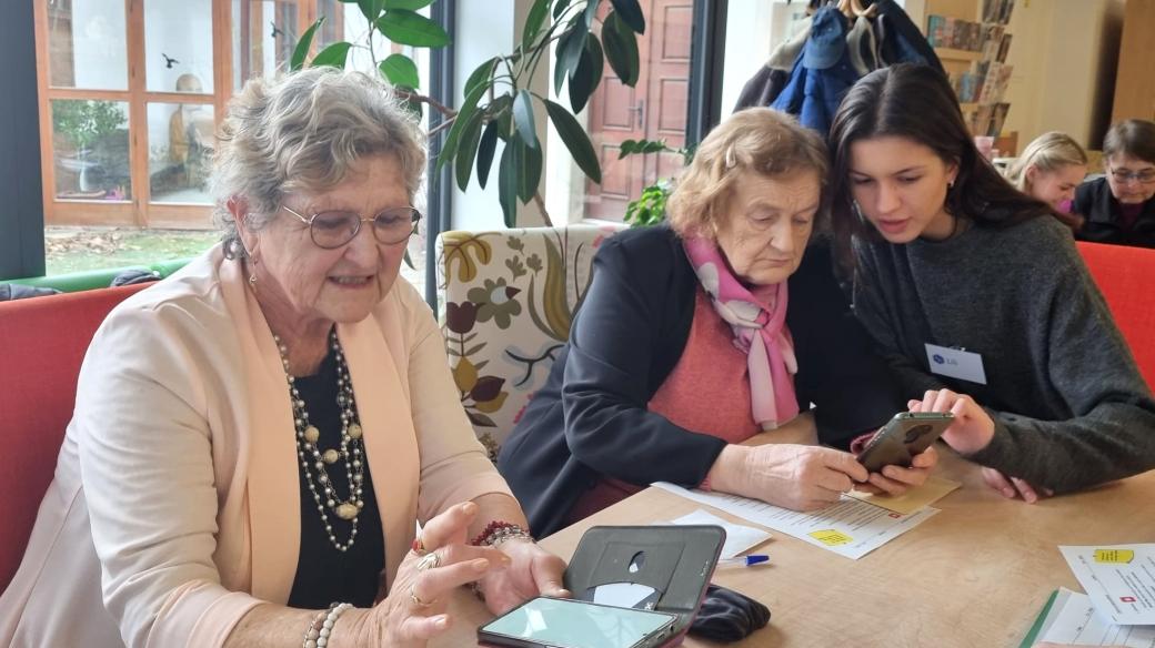 Kurz Chytře na chytré telefony pořádají pro seniory v Dačicích studenti místního gymnázia