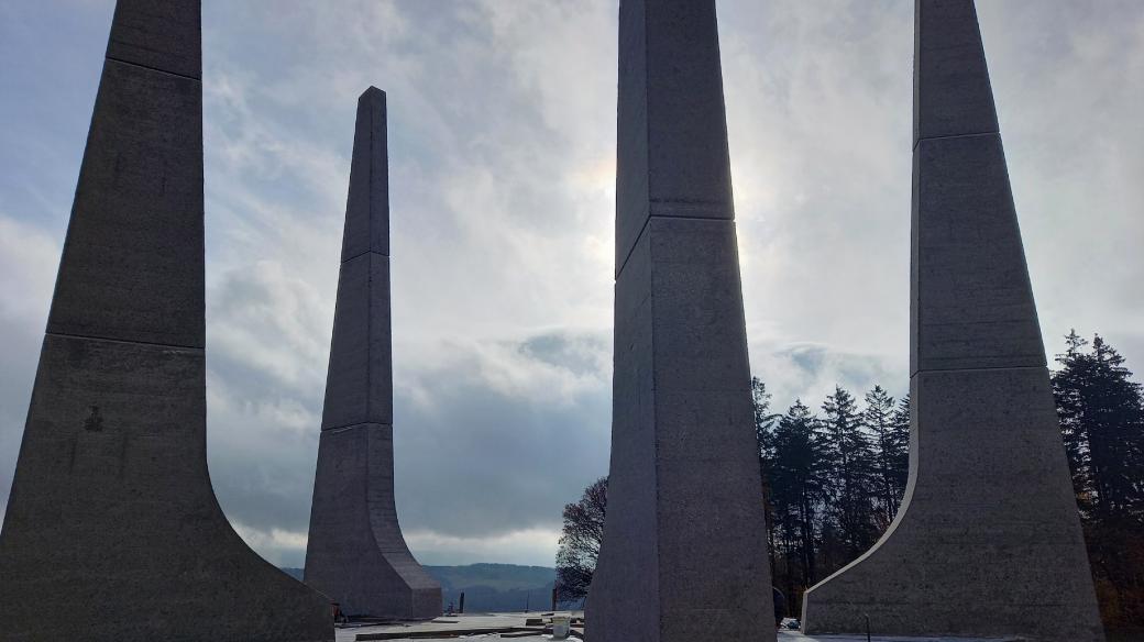 Trnová koruna nebo ruka trčící z plamen - i tak lze vidět podobu ploštinského památníku