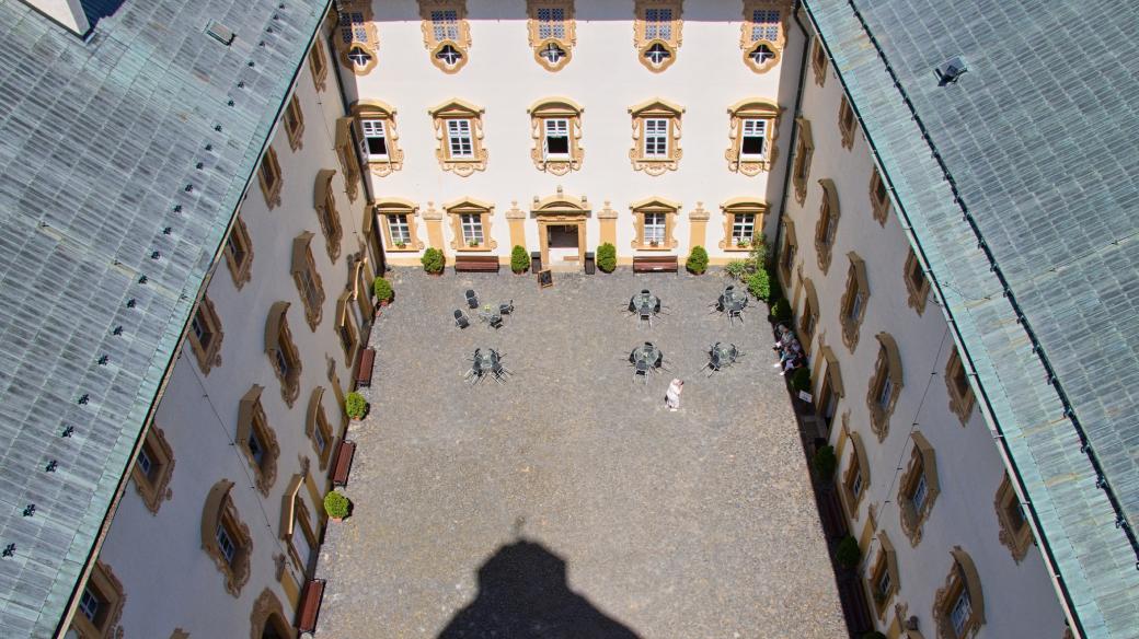 Pohled na nádvoří zámku Lemberk ze zámecké věže