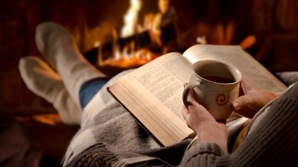 Čtení, kniha, krb, teplo, zimo, zahřátí, čaj, domácí pohoda, oheň. Ilustrační foto