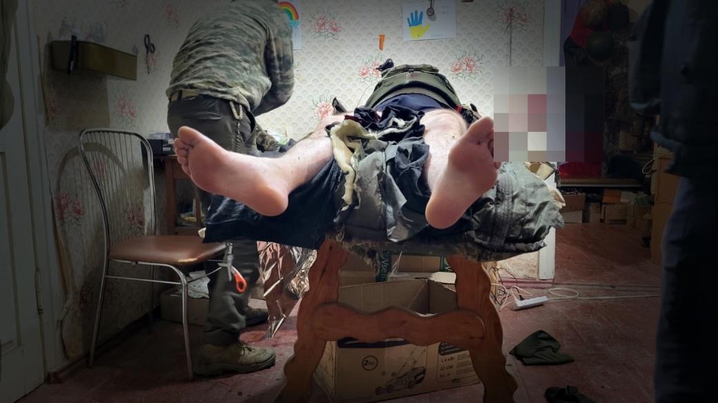 Příjem těžce zraněného vojáka v polní nemocnici na východě Ukrajiny
