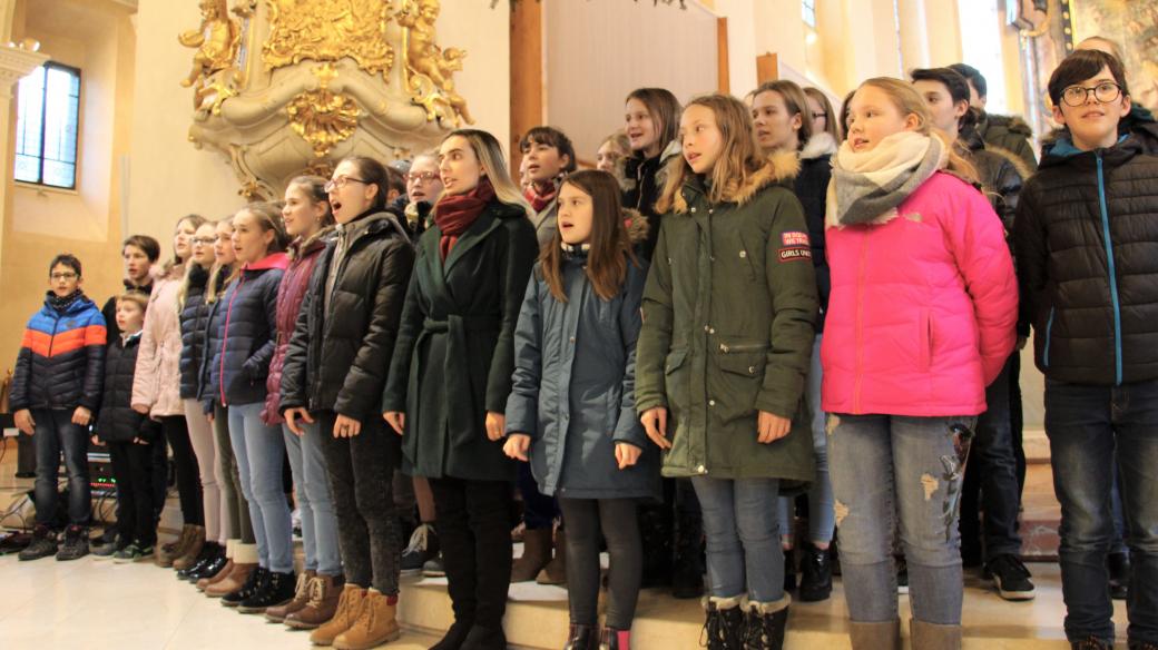 Dětský pěvecký sbor Jitřenka pravidelně zpívá například při předávání Betlémského světla v českobudějovické katedrále (snímek z roku 2019)
