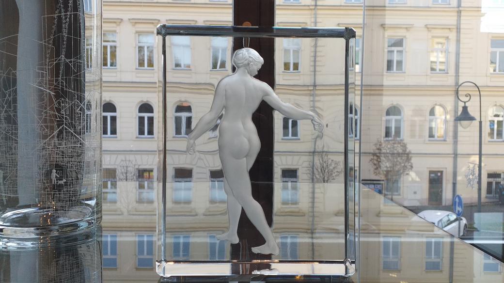 Rytec skla Jára Šára vystavuje ve Sklářském muzeu v Novém Boru