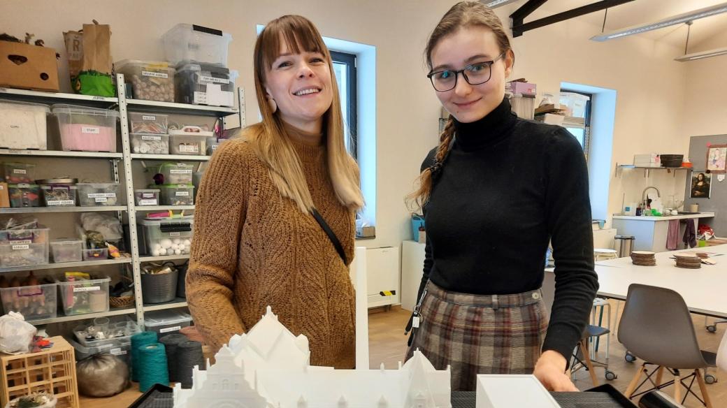 Produkční galerie Radka Kuchtová (vlevo) s lektorkou, která návštěvníky provedla budovou