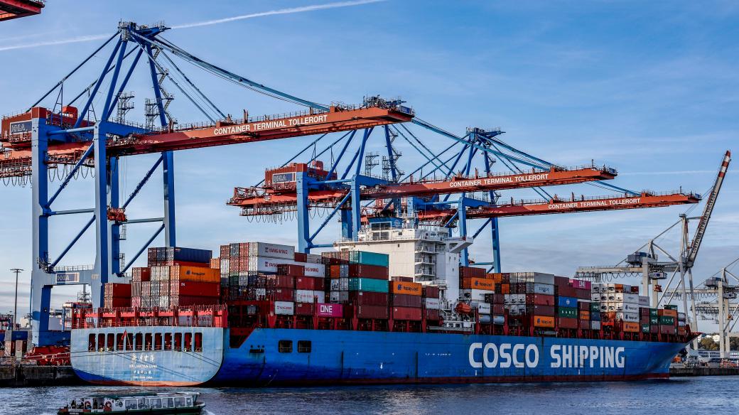 Čínská kontejnerová loď společnosti Cosco v hamburském přístavu