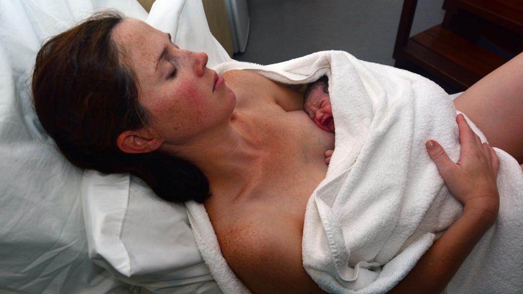 žena po porodu, novorozeně, porod, matka