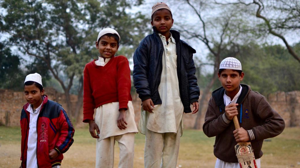 Děti se chystají na kriket v Indii