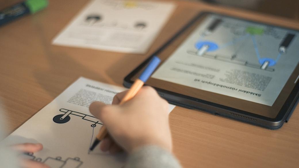 Černobílé pracovní listy pod rukama žáků ožívají díky aplikaci v mobilu nebo tabletu