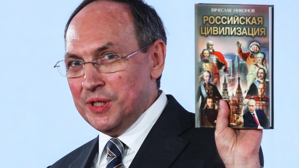 Poslanec Ruské státní dumy Vjačeslav Nikonov s jednou ze svých historických publikací nazvanou Ruská civilizace