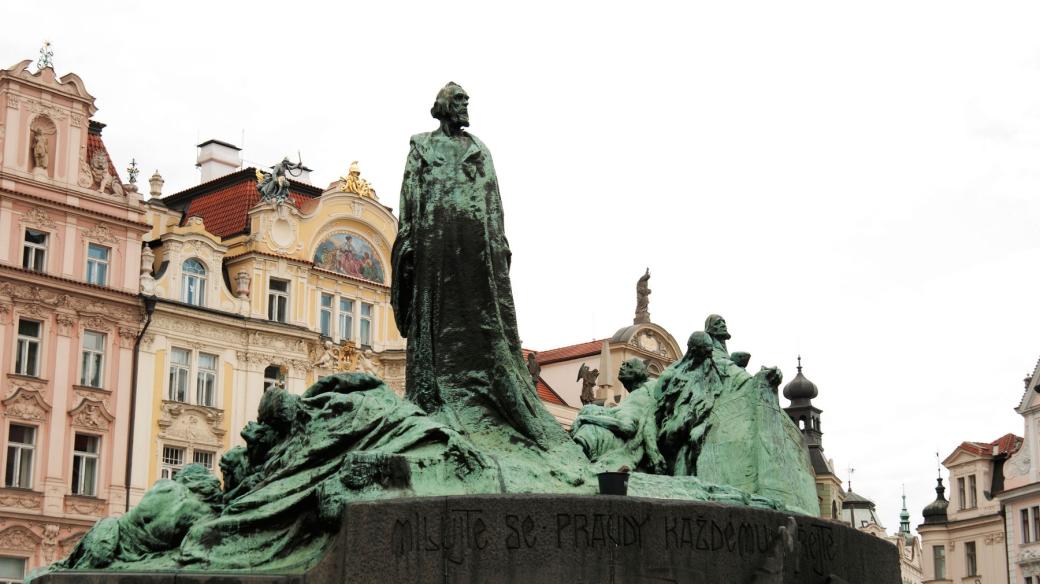 Socha mistra Jana Husa na Staroměstském náměstí v Praze