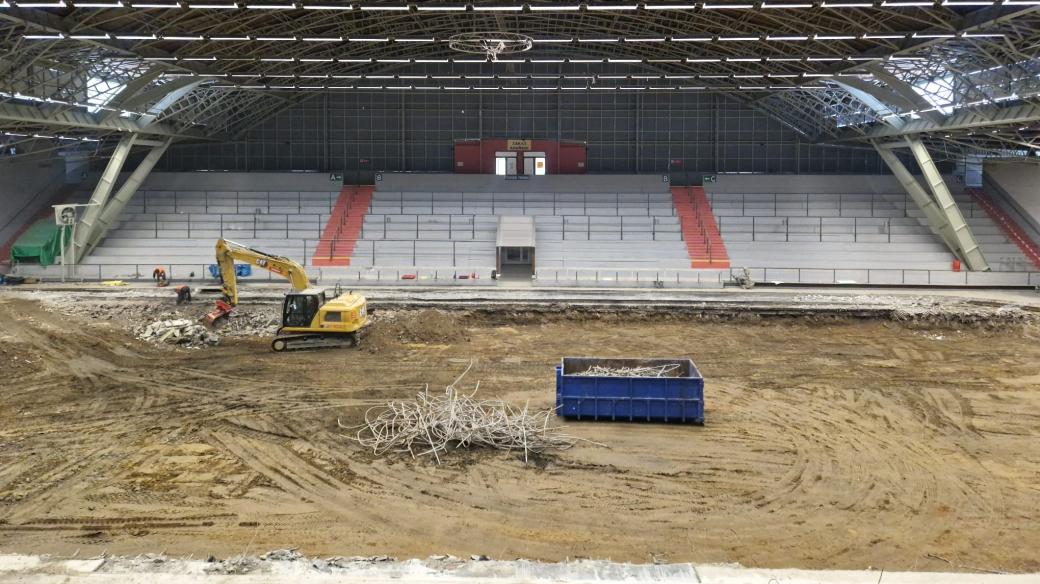 Ledovou plochu zimního stadionu v Havlíčkově Brodě dělníci odkryli až na původní zem