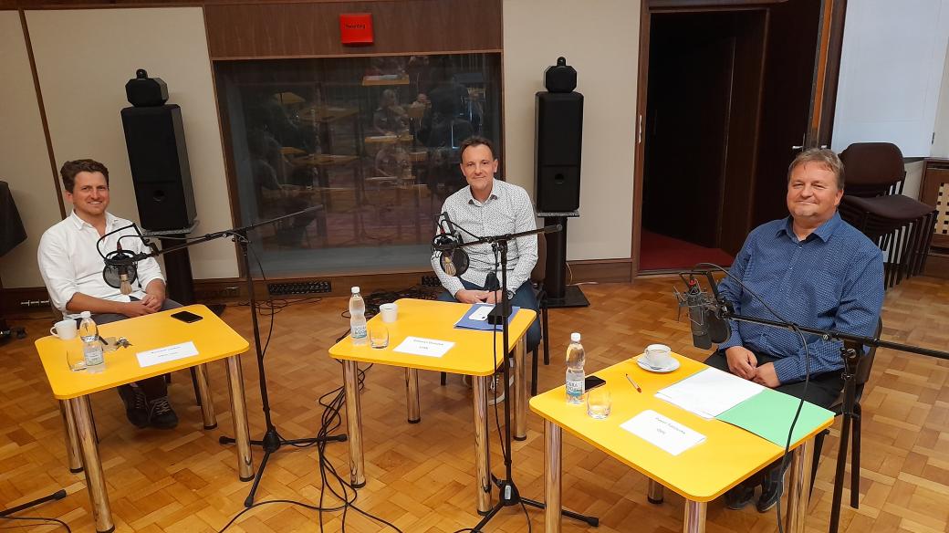 Hosté druhé debaty ke komunálním volbám v Ústí nad Labem (zleva) Richard Loskot (PRO! Ústí), Radovan Dostálek (STAROSTOVÉ A NEZÁVISLÍ) a Pavel Tošovský (Občanská demokratická strana)