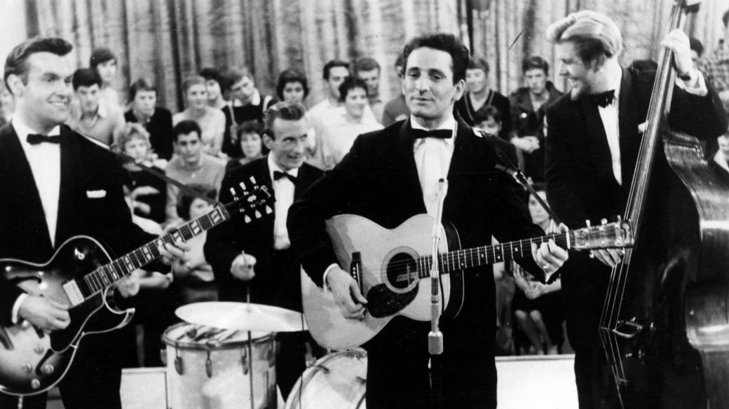 Lonnie Donegan (uprostřed) na snímku z roku 1958