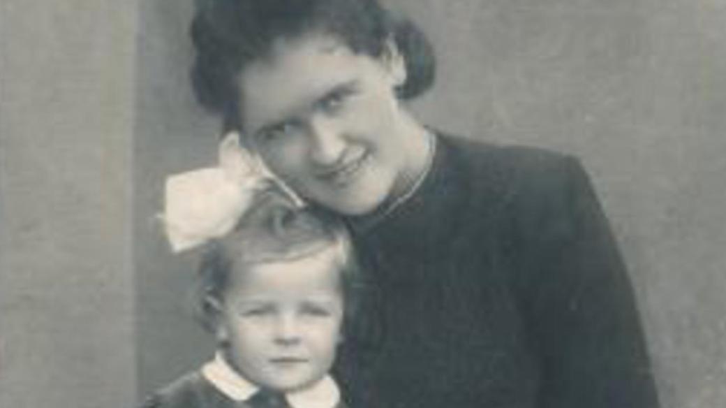 Alena Staňková s maminkou v roce 1942