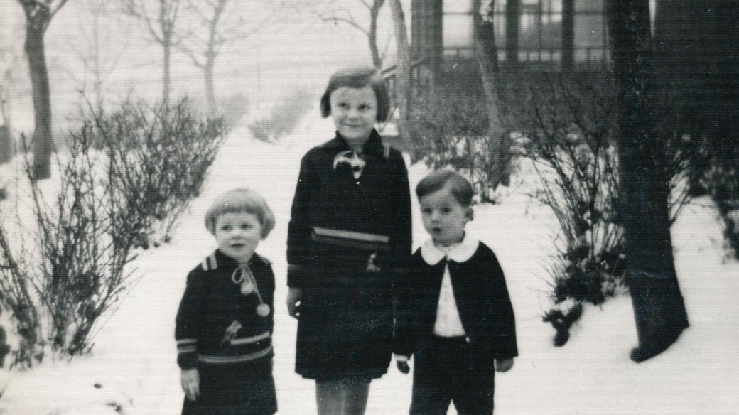 Hana Truncová v roce 1934 se sestrou Margitou a bratrancem Antonínem