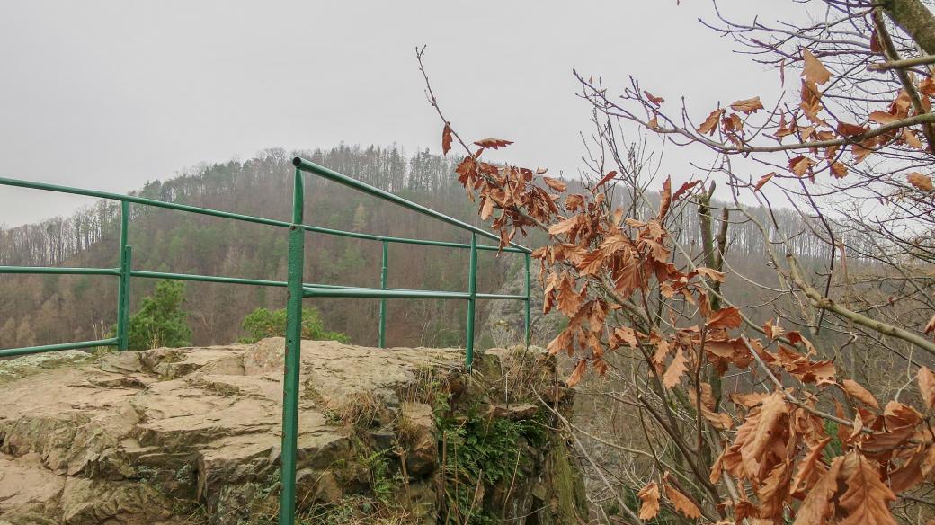 Vyhlídka Dívčí kámen nad Lovětínskou roklí