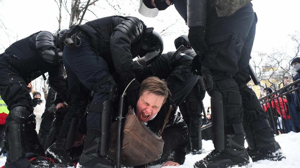 Protesty v Rusku proti zatčení Navalného (Police detain a man during a rally in support of jailed opposition leader Alexei Navalny in Saint Petersburg on January 31, 2021)