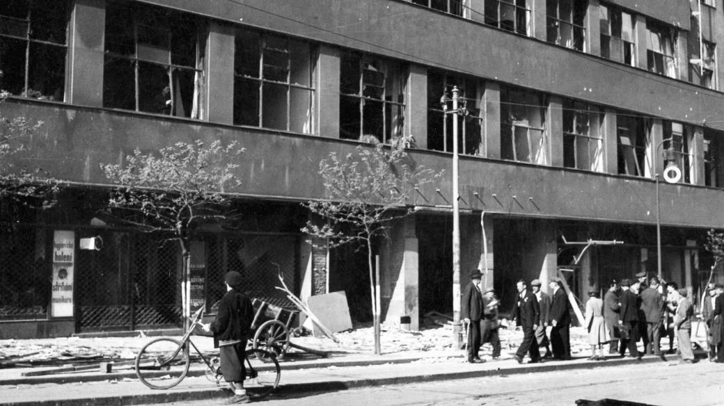 Čelní pohled na rozhlas s vymlácenými okny během pražského povstání v květnu 1945