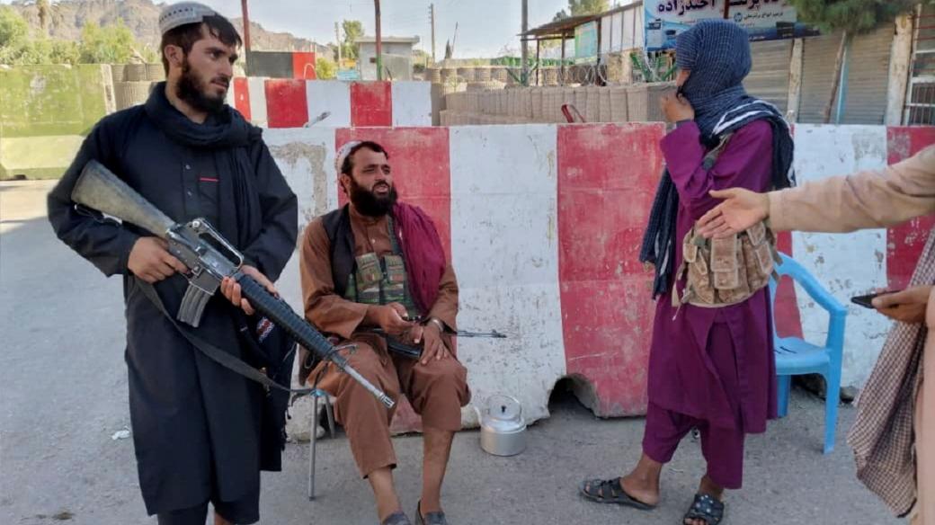 Bojovníci Tálibánu ve městě Farah, Afghánistán