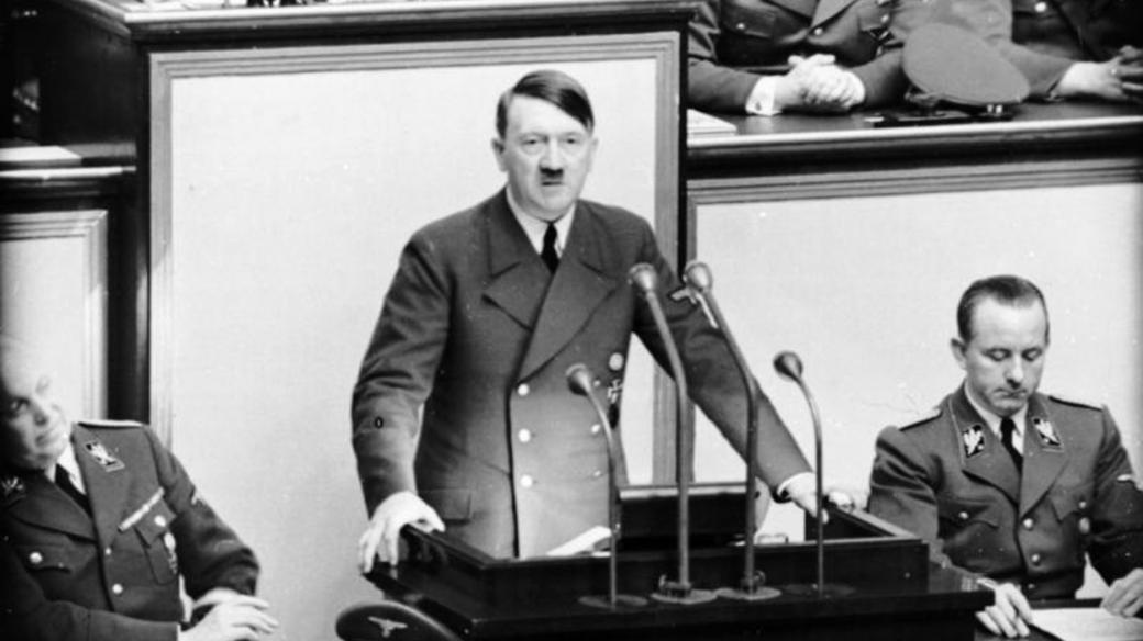 Nacistický vůdce Adolf Hitler při projevu v Reichstagu (ilustrační foto)