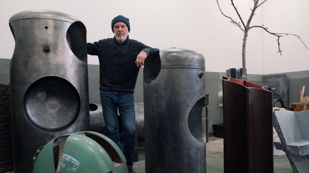 Sochař Čestmír Suška v ateliéru