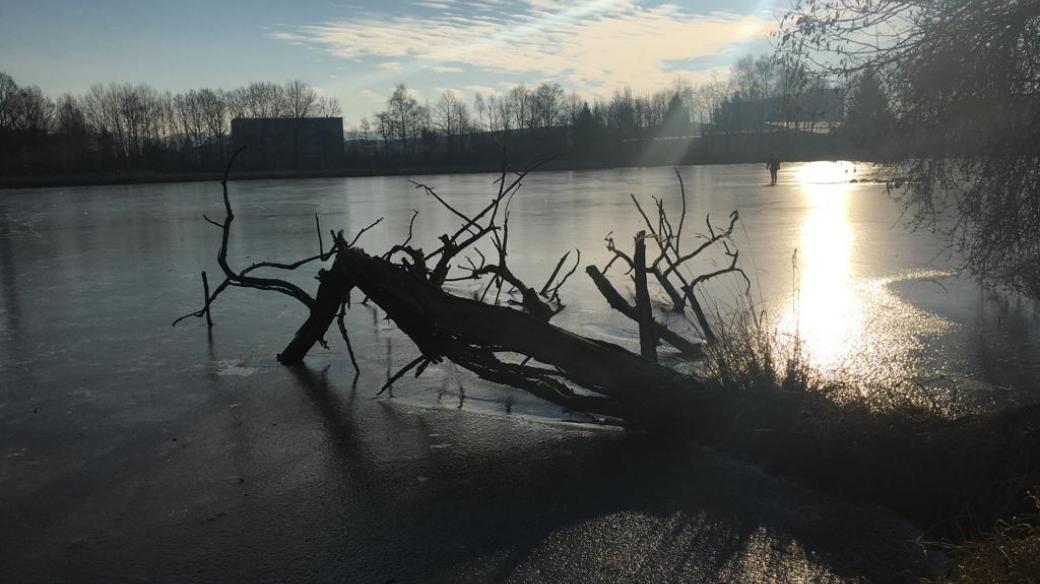 Led, zamrzlý rybník, zima, slunce, mráz. Ilustrační foto