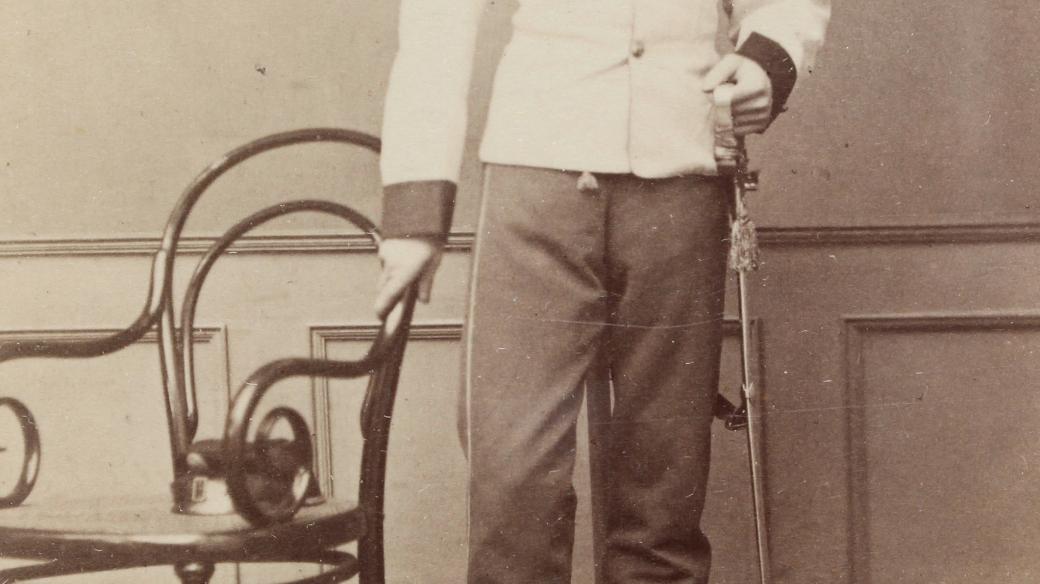 Oficír rakouské armády u židle firmy Thonet kolem roku 1870 v Českém Krumlově