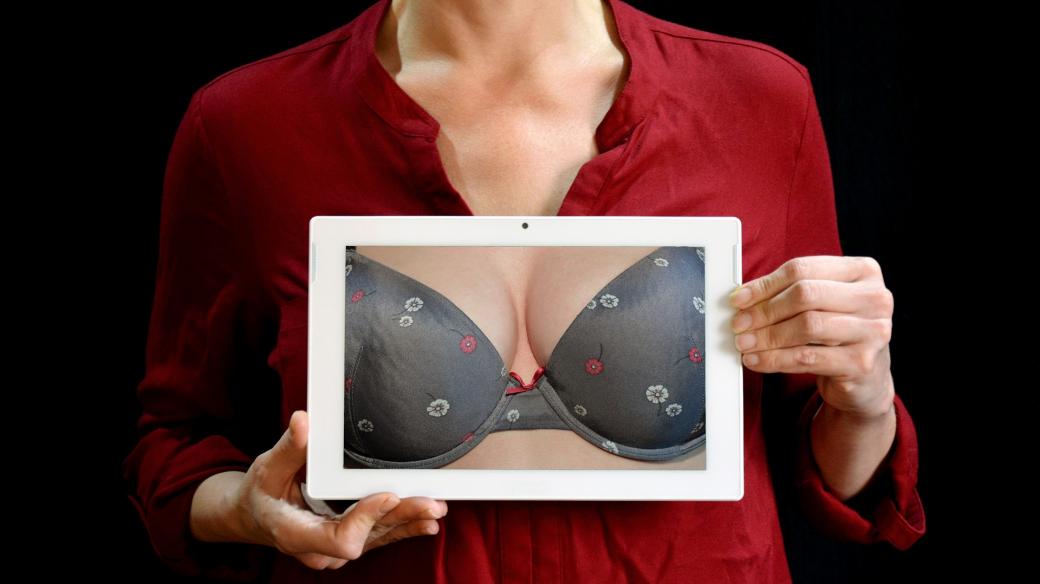 Ženy by si měly aspoň jednou měsíčně udělat samovyšetření obou prsů (ilustrační foto)
